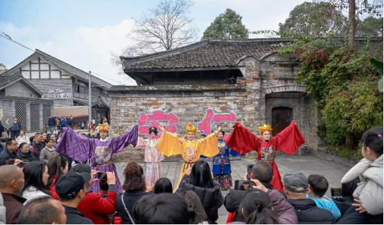 安仁古镇张灯结彩迎新春：百年公馆里体验沉浸式年味，古镇市集中邂逅热闹中国年