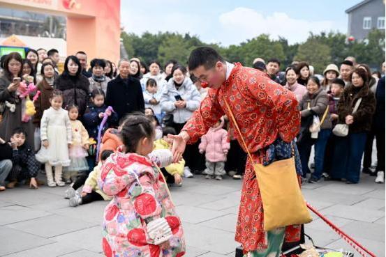 安仁古镇张灯结彩迎新春：百年公馆里体验沉浸式年味，古镇市集中邂逅热闹中国年 