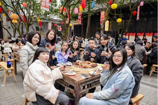 安仁古镇张灯结彩迎新春：百年公馆里体验沉浸式年味，古镇市集中邂逅热闹中国年 