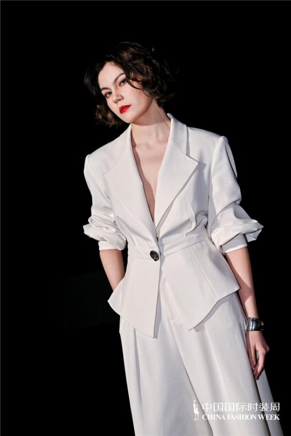  MOMIWEI摩米薇「山与海」高定秀登陆中国国际时装周｜解锁新时代女性的刚柔美学 