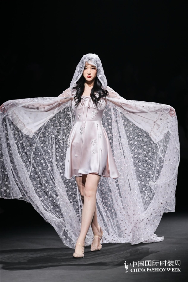 MOMIWEI摩米薇「山与海」高定秀登陆中国国际时装周｜解锁新时代女性的刚柔美学 