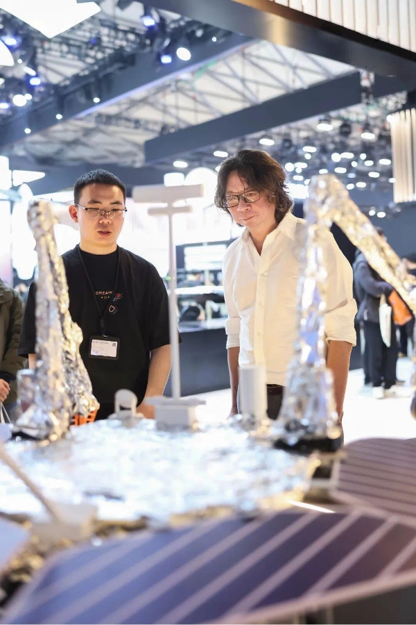 AWE（中国家电及消费电子博览会）的现场，一如既往地被声浪、人潮和五光十色的屏幕所包围。在这个象征着人类世俗生活至高便利度的名利场里，人们探讨着吸尘器的转速、屏幕的刷新率，以及如何让生活变得更加舒适。