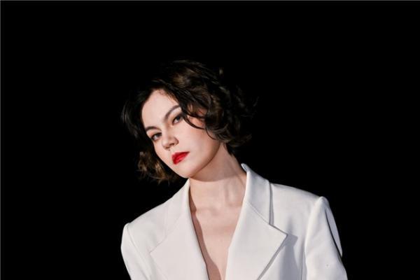  MOMIWEI摩米薇「山与海」高定秀登陆中国国际时装周｜解锁新时代女性的刚柔美学 