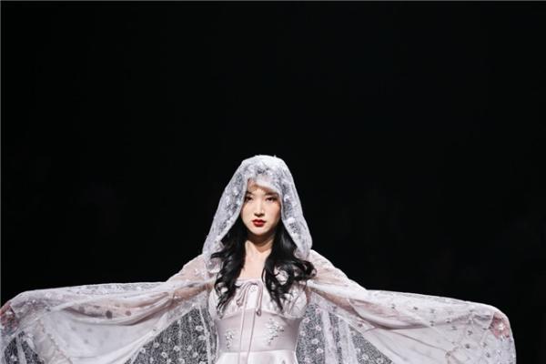  MOMIWEI摩米薇「山与海」高定秀登陆中国国际时装周｜解锁新时代女性的刚柔美学 