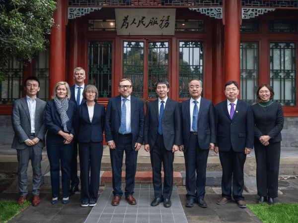 巴斯大学校长菲尔·泰勒获聘清华大学荣誉教授 