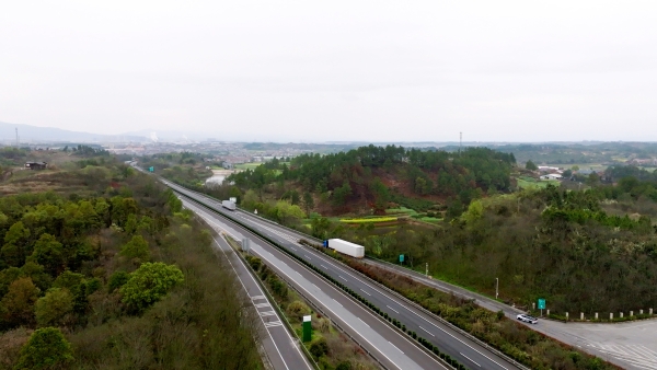 一千公里不间断！华为兆瓦超充助力重卡长途运输迈入全电物流新时代 