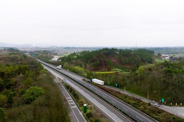 一千公里不间断！华为兆瓦超充助力重卡长途运输迈入全电物流新时代 