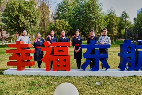 蓝天上的“金孔雀” 诠释最美青春