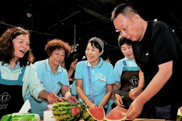 “11万张照片，我在镜头后面记录胖东来调改全程”