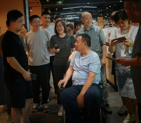 “11万张照片，我在镜头后面记录胖东来调改全程”