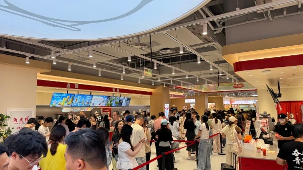 全球最大蜜雪冰城旗舰店开业，我们去现场看了看
