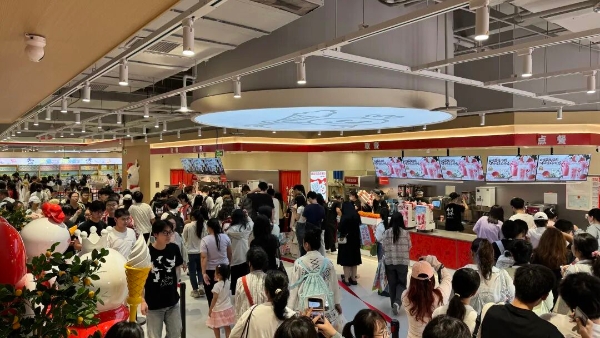 全球最大蜜雪冰城旗舰店开业，我们去现场看了看