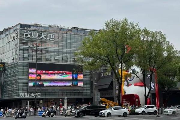 全球最大蜜雪冰城旗舰店开业，我们去现场看了看