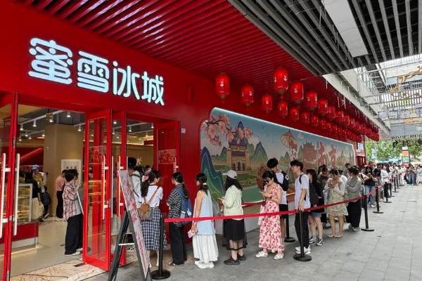 全球最大蜜雪冰城旗舰店开业，我们去现场看了看