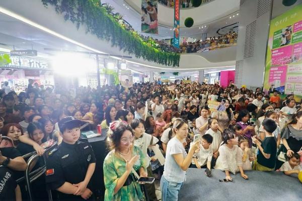 才子男装代言人王仁君空降长沙才子汇店 一日店长实力赋能终端热销 