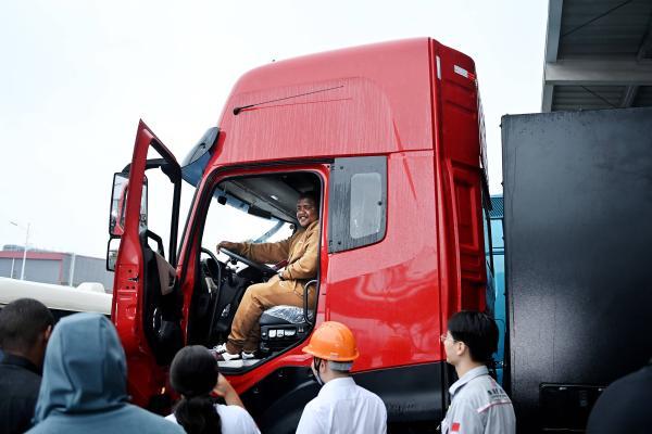 世界青年发展论坛非洲青年代表团走进东风商用车D600智慧工厂 