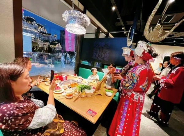 海底捞在贵阳开出全国首家苗族民俗主题店
