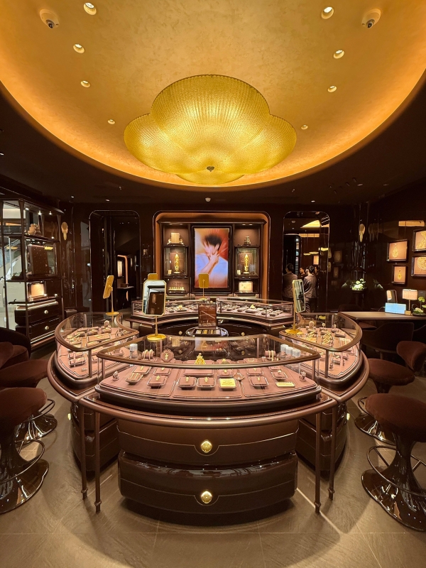 金价震荡行业洗牌！君佩新店 + 新品双突破，引领高端黄金消费新周期 