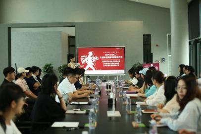 步履不止·艺启新生｜两载艺路深耕！苏新平《行走的人》文创迎来两周年， 艺术香薰礼盒及多款特别新款亮相 