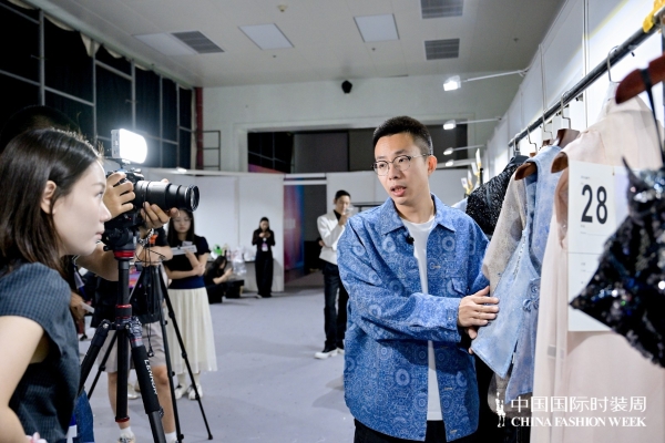 以宋锦为魂，造当代衣境 | 上久楷·边惠中2027春夏「百羽」系列亮相中国国际时装周