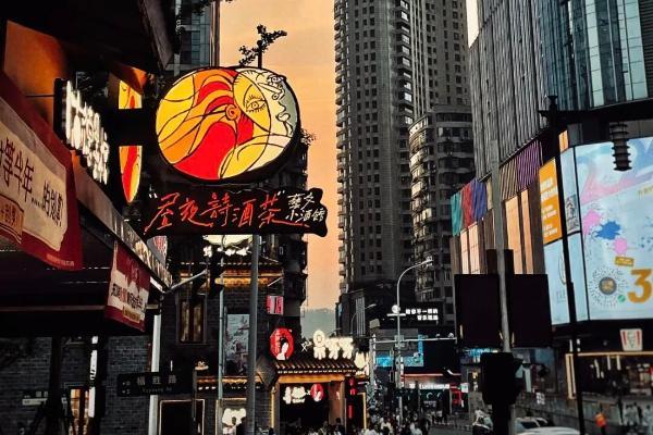 茶颜悦色关副牌、霸王茶姬卖鸡蛋，新茶饮怎么了？