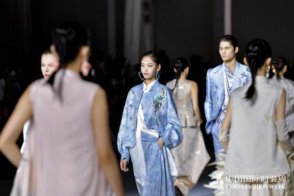 以宋锦为魂，造当代衣境 | 上久楷·边惠中2027春夏「百羽」系列亮相中国国际时装周 