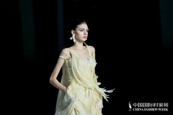 以宋锦为魂，造当代衣境 | 上久楷·边惠中2027春夏「百羽」系列亮相中国国际时装周 