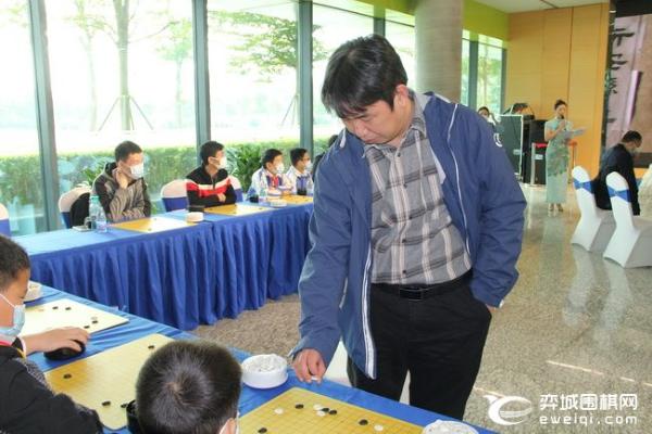 大棋士赛指导棋活动 聂卫平华学明罗洗河指导棋迷