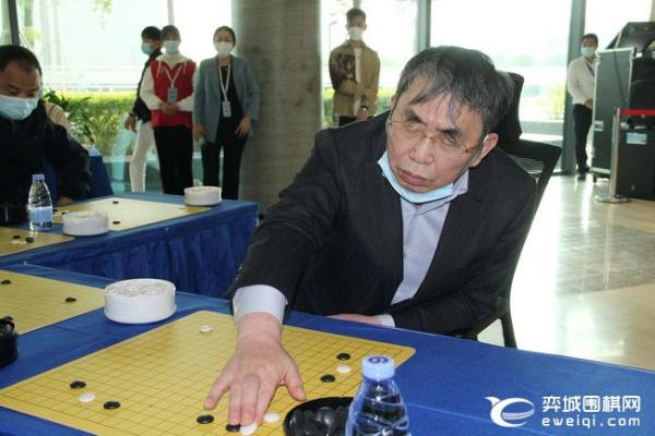 大棋士赛指导棋活动 聂卫平华学明罗洗河指导棋迷