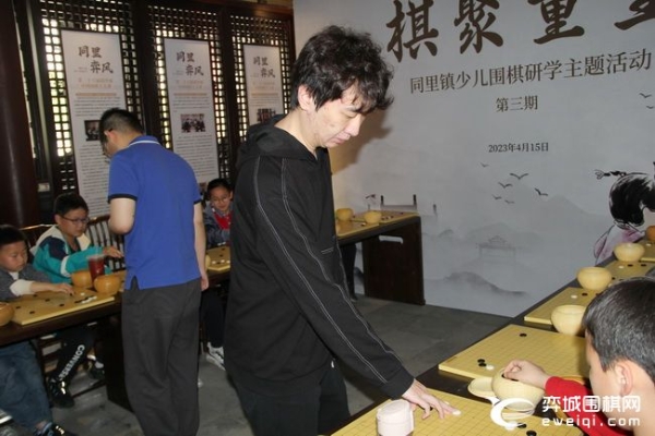 羋昱廷黨毅飛多面打指導小棋童 16日天元決賽第二局