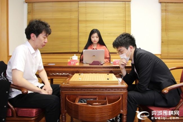 倡棋杯柯潔戰勝黨毅飛 羋昱廷江維杰王星昊進四強