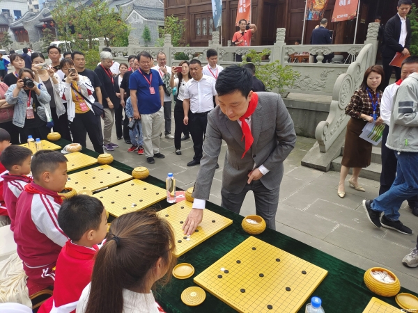女甲铜仁站正式开始 捐赠仪式指导棋助力围棋发展