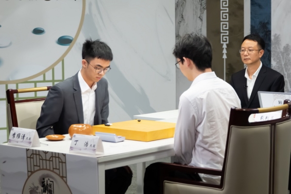 龙星战三番棋决赛00后大战 李维清胜丁浩先拔头筹