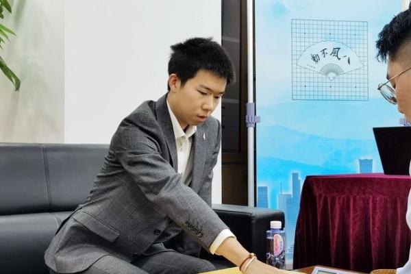杨鼎新战胜第一人辜梓豪 首次夺得阿含·桐山杯冠军