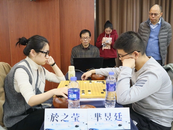 中国围棋棋王争霸赛开幕 首轮唐嘉雯爆冷淘汰王星昊