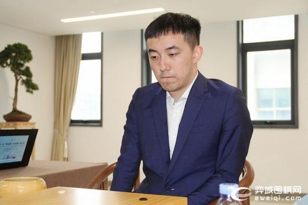 丁浩决赛痛失好局 杨楷文深圳主场加冕“大棋士”