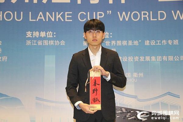 In the second round draw of the Quzhou Lanke Cup, Zhao Chenyu drew Shen Zhenzhen and walked off the stage with a smile_TOM Sports