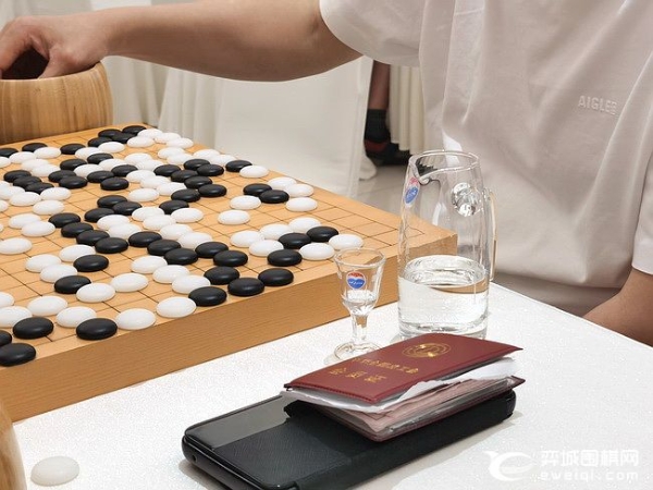 酒神杯趣味赛 众棋手品汉酱酒纹枰论道乐在其中