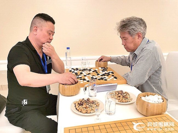 酒神杯趣味赛 众棋手品汉酱酒纹枰论道乐在其中