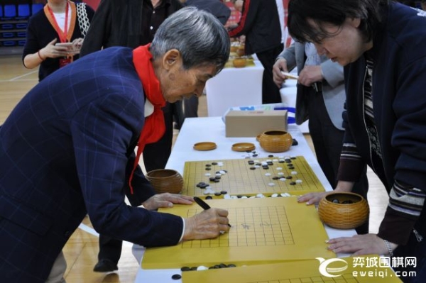 女甲都江堰站开幕 捐赠仪式指导棋助力围棋发展