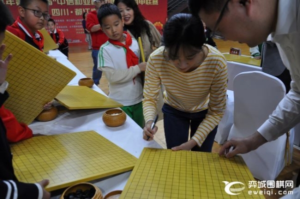 女甲都江堰站开幕 捐赠仪式指导棋助力围棋发展