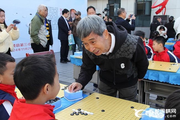 阿含桐山杯围棋进校园 王汝南刘小光走进宜黄三小