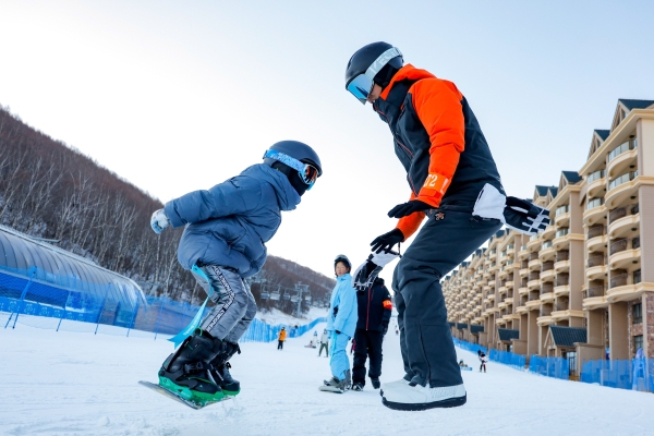 广阔世界，任我驰骋！亲子冰雪营点燃探索激情