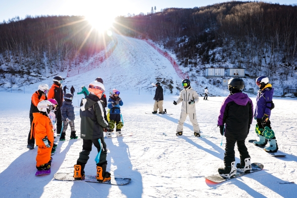 广阔世界，任我驰骋！亲子冰雪营点燃探索激情