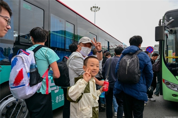 2025新疆奎屯兵地融合半程马拉松暨中国田径协会10公里精英赛（奎屯站）鸣枪起跑