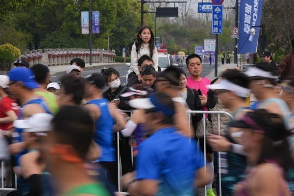 2026杭州梦想小镇半程马拉松开跑 