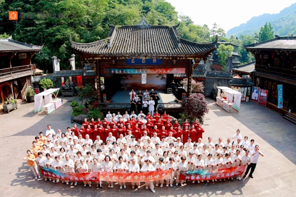 响应健康中国战略，简橙×简知文旅举办西武当太极师门盛典，打造银发健康新样本 