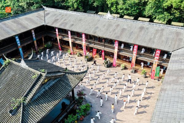 响应健康中国战略，简橙×简知文旅举办西武当太极师门盛典，打造银发健康新样本 