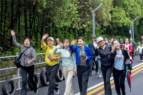致敬题词74周年！承德市端午登山寻宝 集福活动绽放全民健身活力