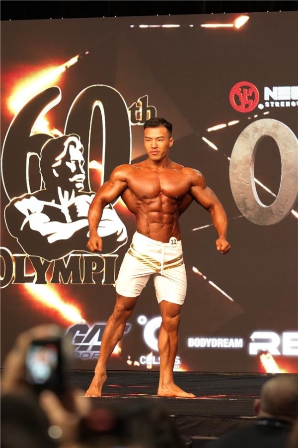 从Day1到中国健体第一人：没有人天生就是何局 